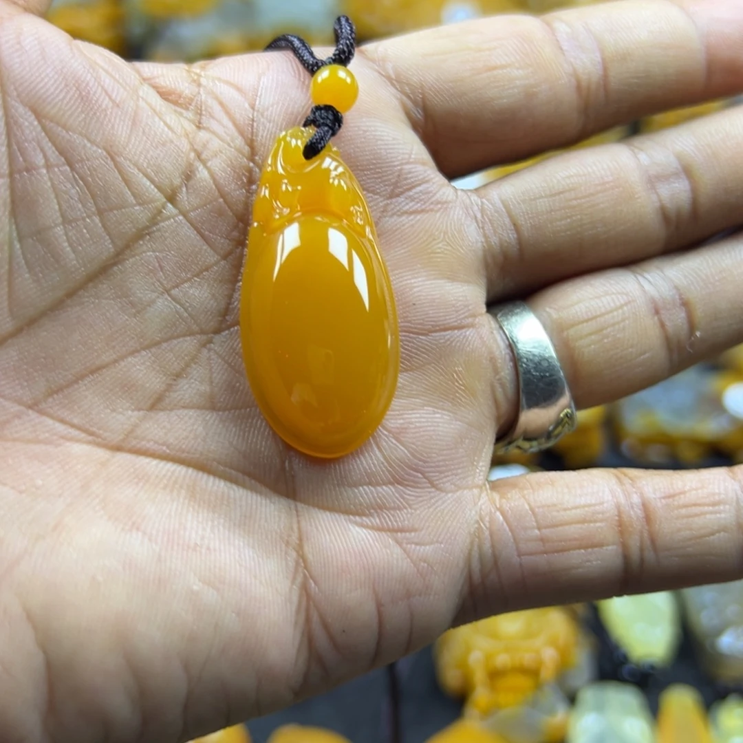石英质玉（黄龙玉）未镶嵌颈饰