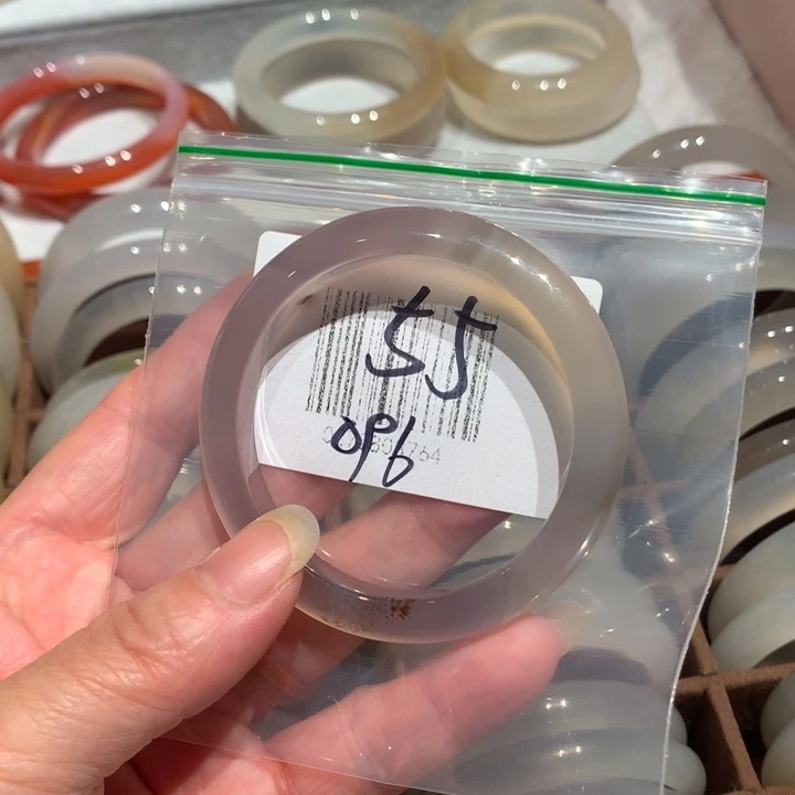 玛瑙/玉髓手镯未镶嵌55