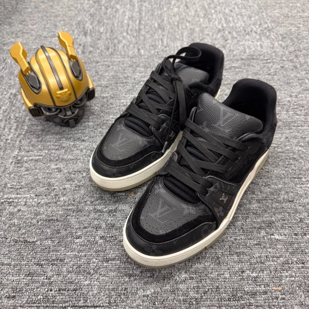 95新 LouisVuitton/路易威登 /39码/黑色老花满印休闲鞋