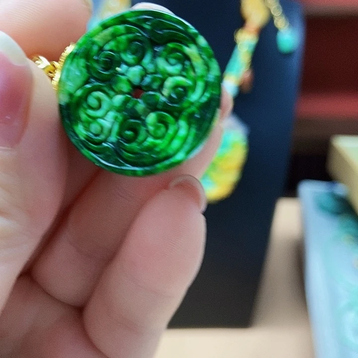 翡翠未镶嵌颈饰吊坠