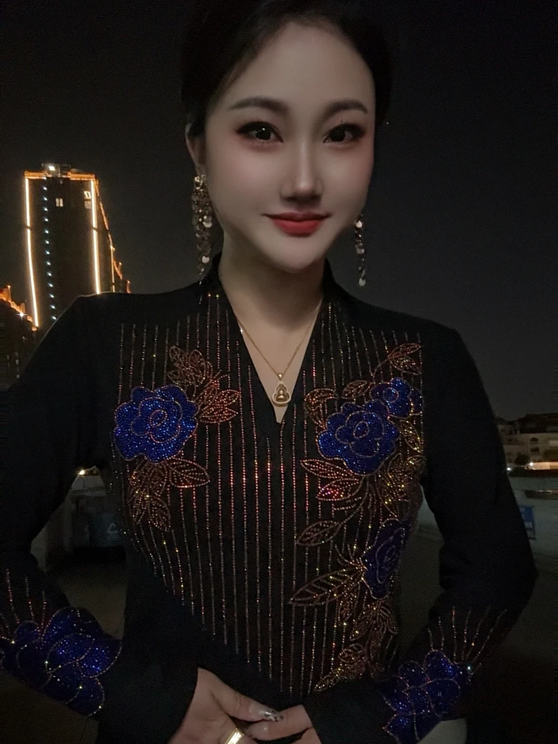 【V领16#贵夫人】打底衫女内搭秋冬新款时尚烫钻上衣