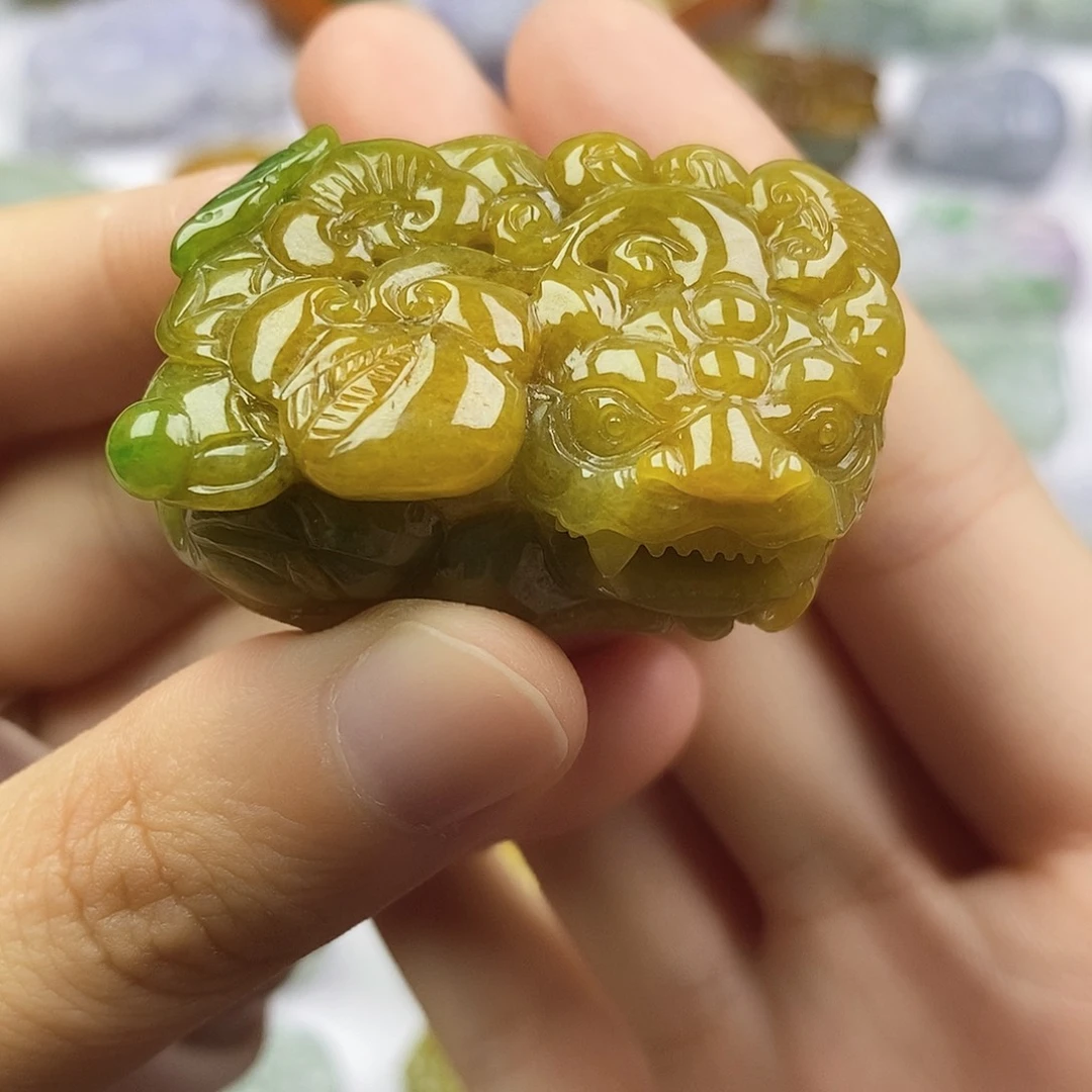 翡翠未镶嵌颈饰貔貅