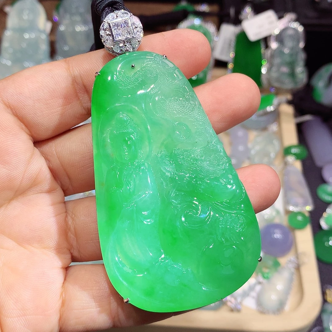 翡翠18K金镶嵌颈饰