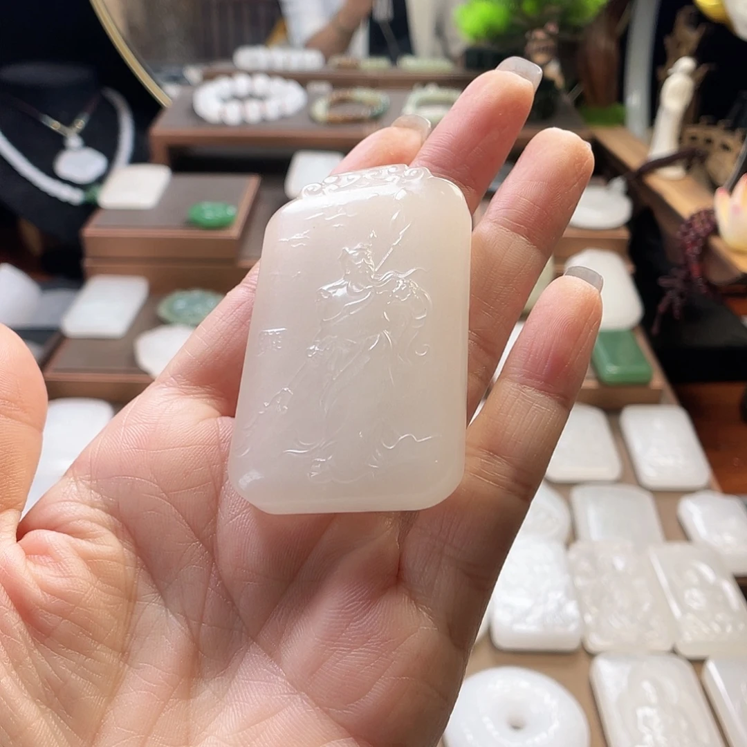 龙***酒石英质玉(金丝玉)未镶嵌颈饰新疆金丝玉双面雕工