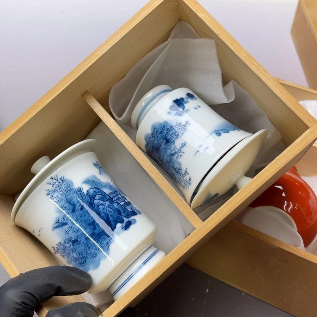 笑***淡瓷片密密麻麻地铺满一