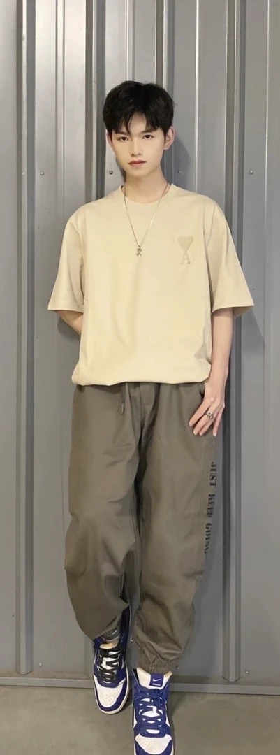 未使用 maje 全新未使用/L*1/AMI卡其色刺绣爱心短袖/07983
