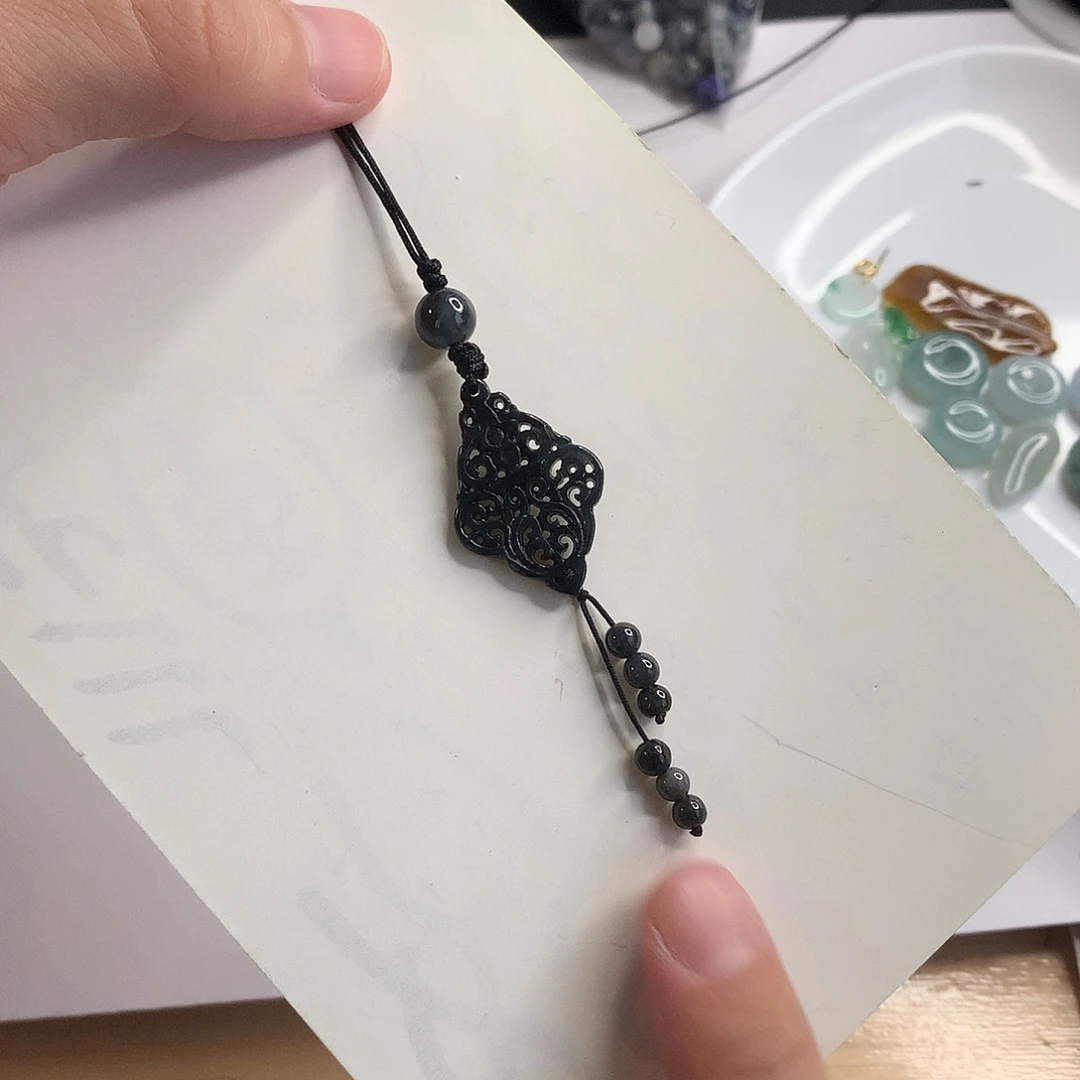 开***苗翡翠未镶嵌颈饰特色镂空