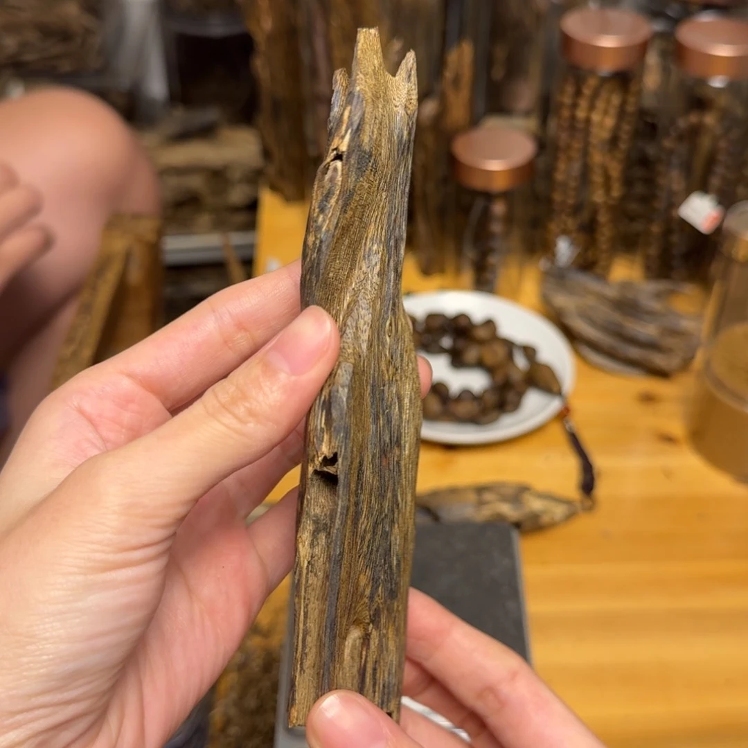 沉香碎屑沉香蓝宝石块料30克