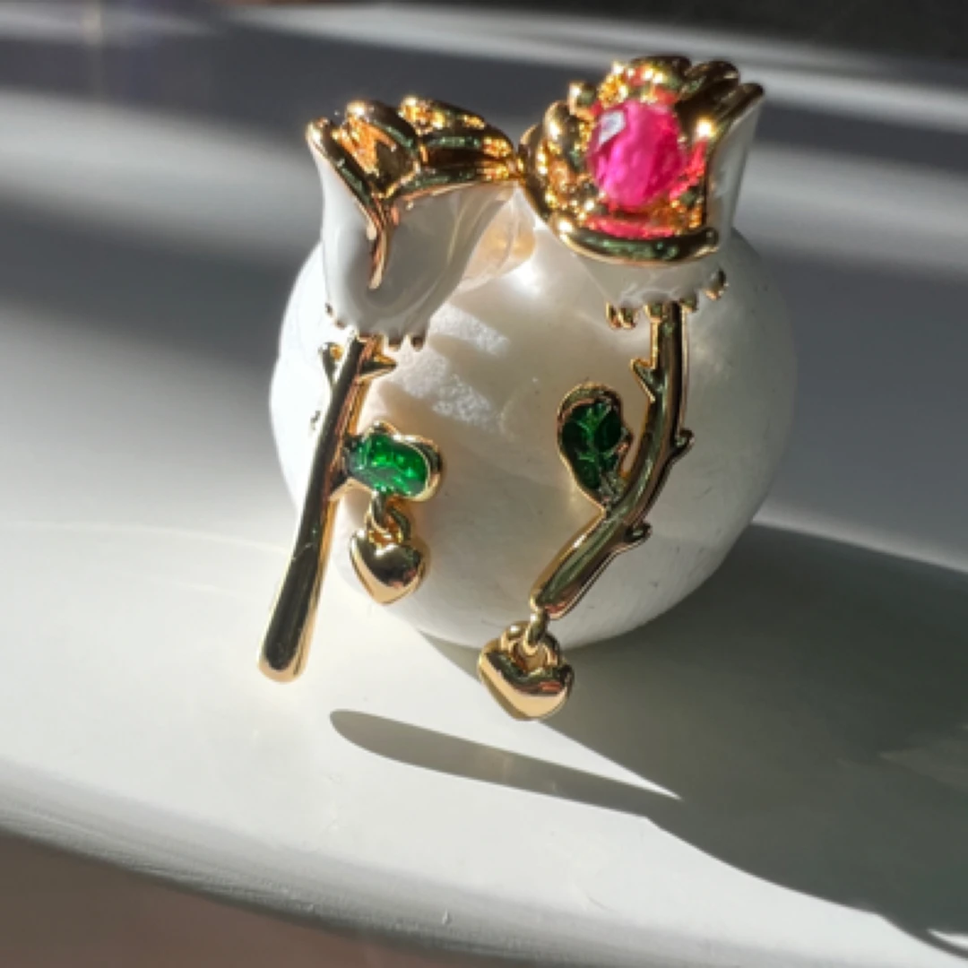 铜合金锆石耳饰 浪漫玫瑰珐琅彩绘铜合金电镀18k金不对称耳环