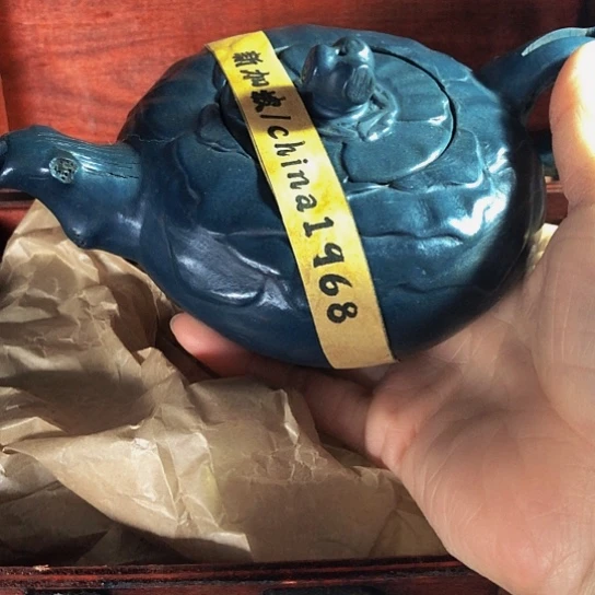 紫砂茶壶原矿泥料手工制作的紫砂壶。