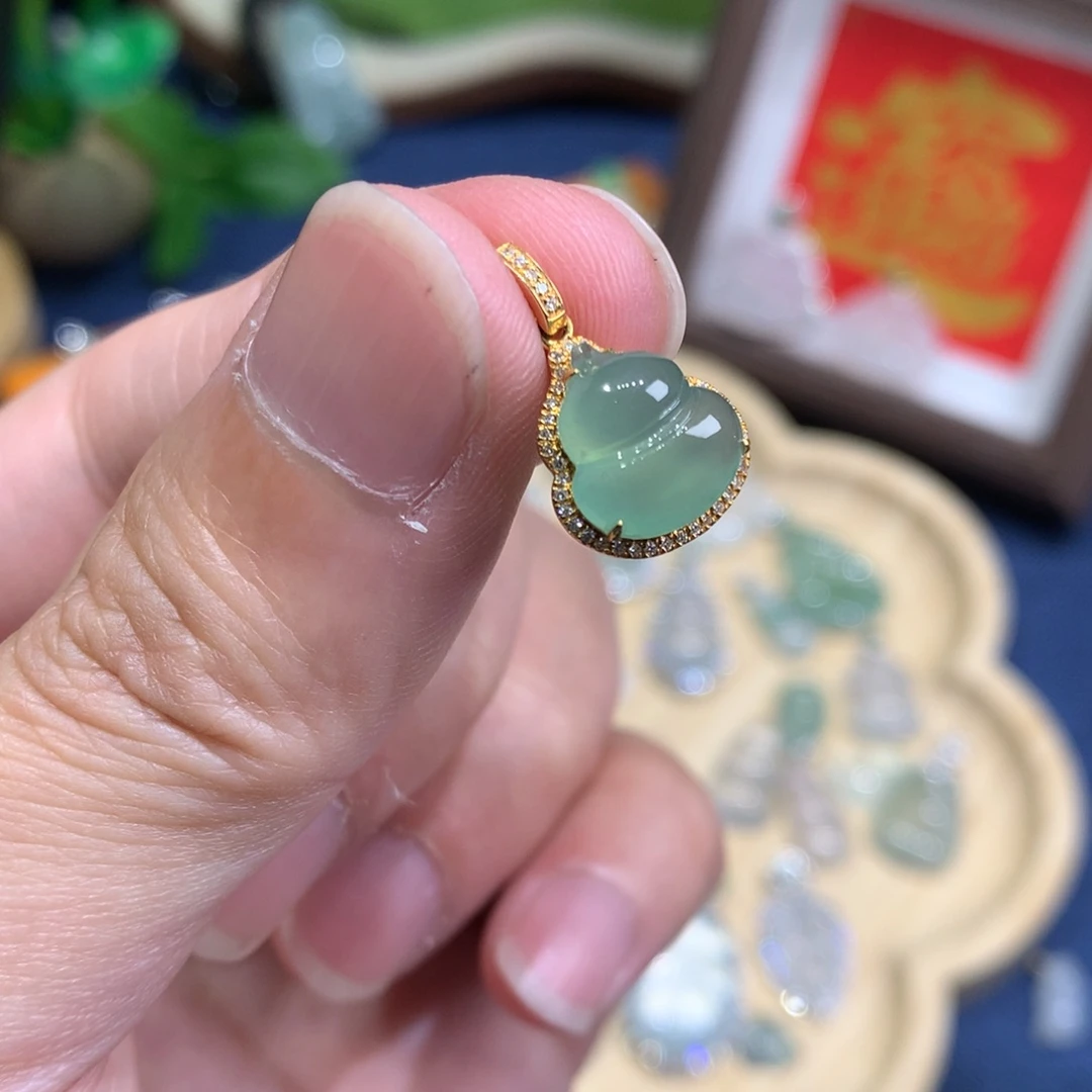 翡翠18K金镶嵌颈饰葫芦