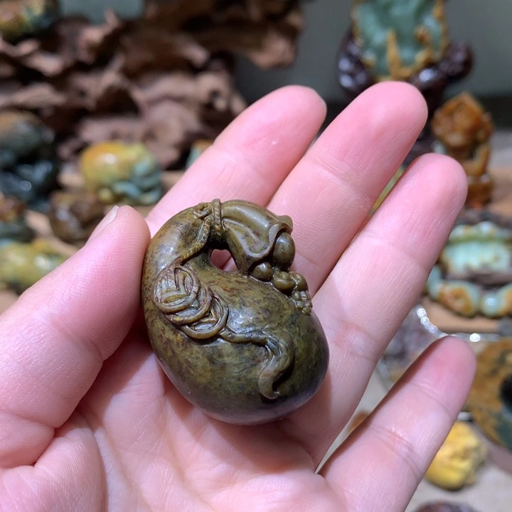 未镶嵌岫岩河磨玉（透闪石质玉）挂件