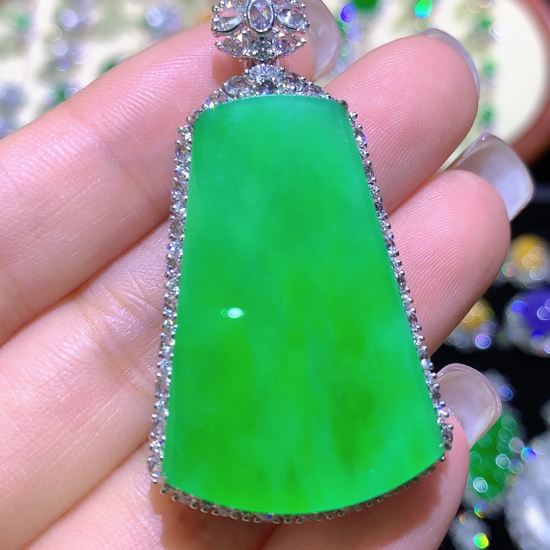 翡翠18K金镶嵌颈饰高冰满绿无事牌一刀切