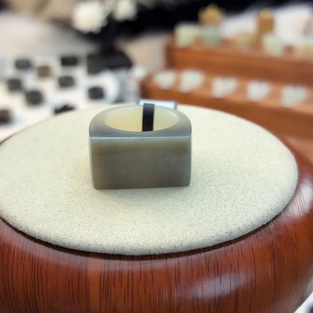 和田玉未镶嵌戒指i131渐变马鞍16.8mm