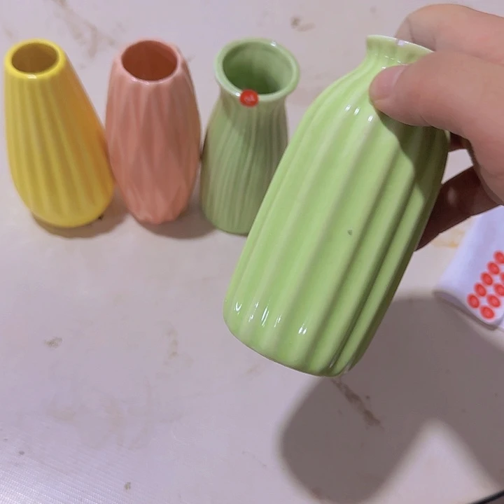 芯***雅4个小陶瓷花瓶有一个瑕疵