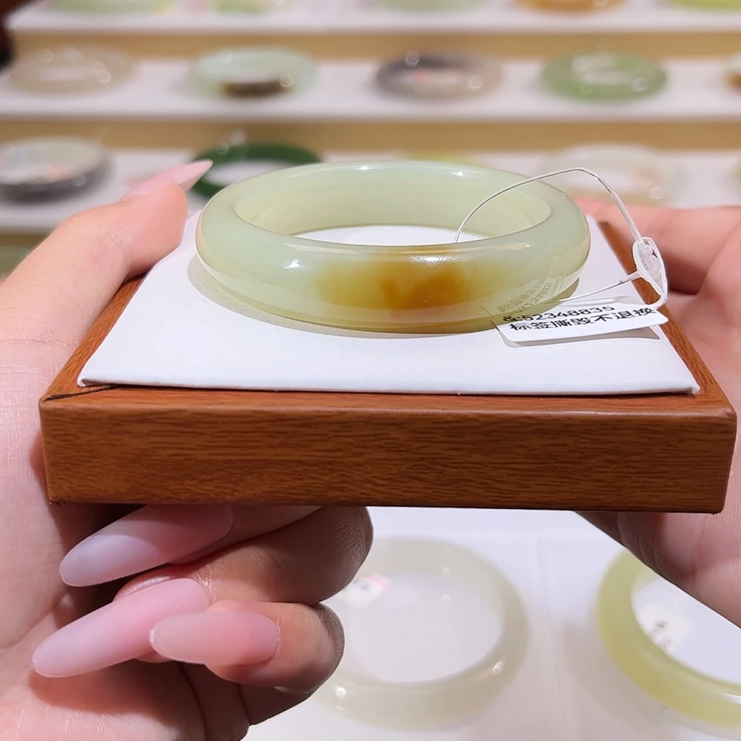 和田玉未镶嵌手镯一口糖