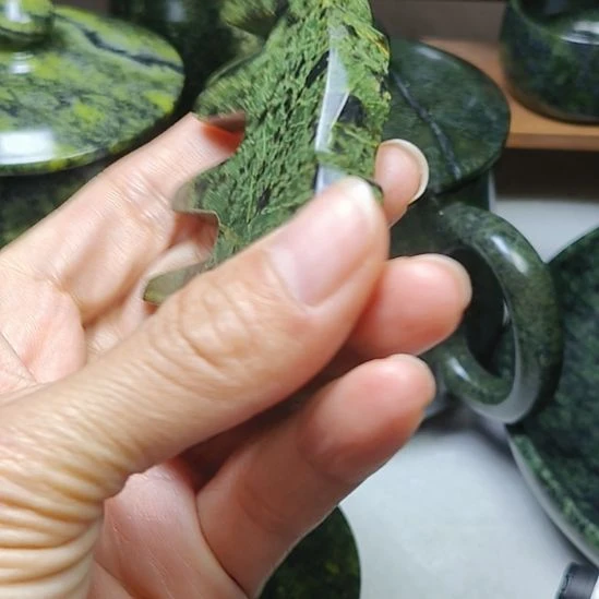 蛇纹石玉未镶嵌梳子