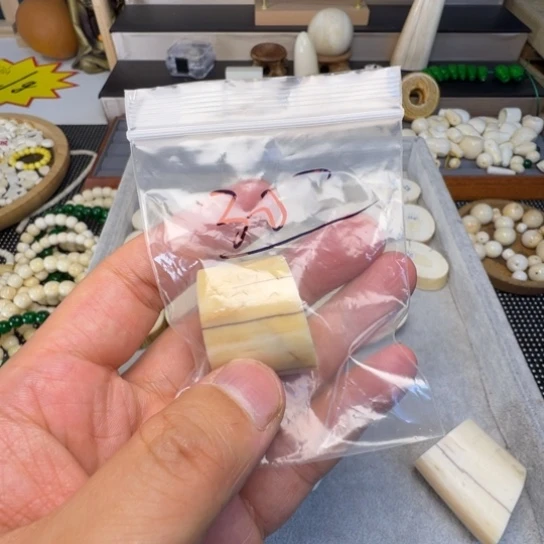 浦***提未镶嵌琥珀裸石特价处理