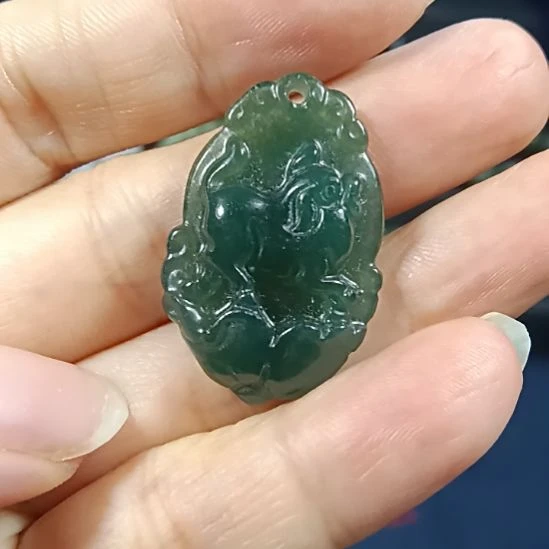 翡翠未镶嵌颈饰猪