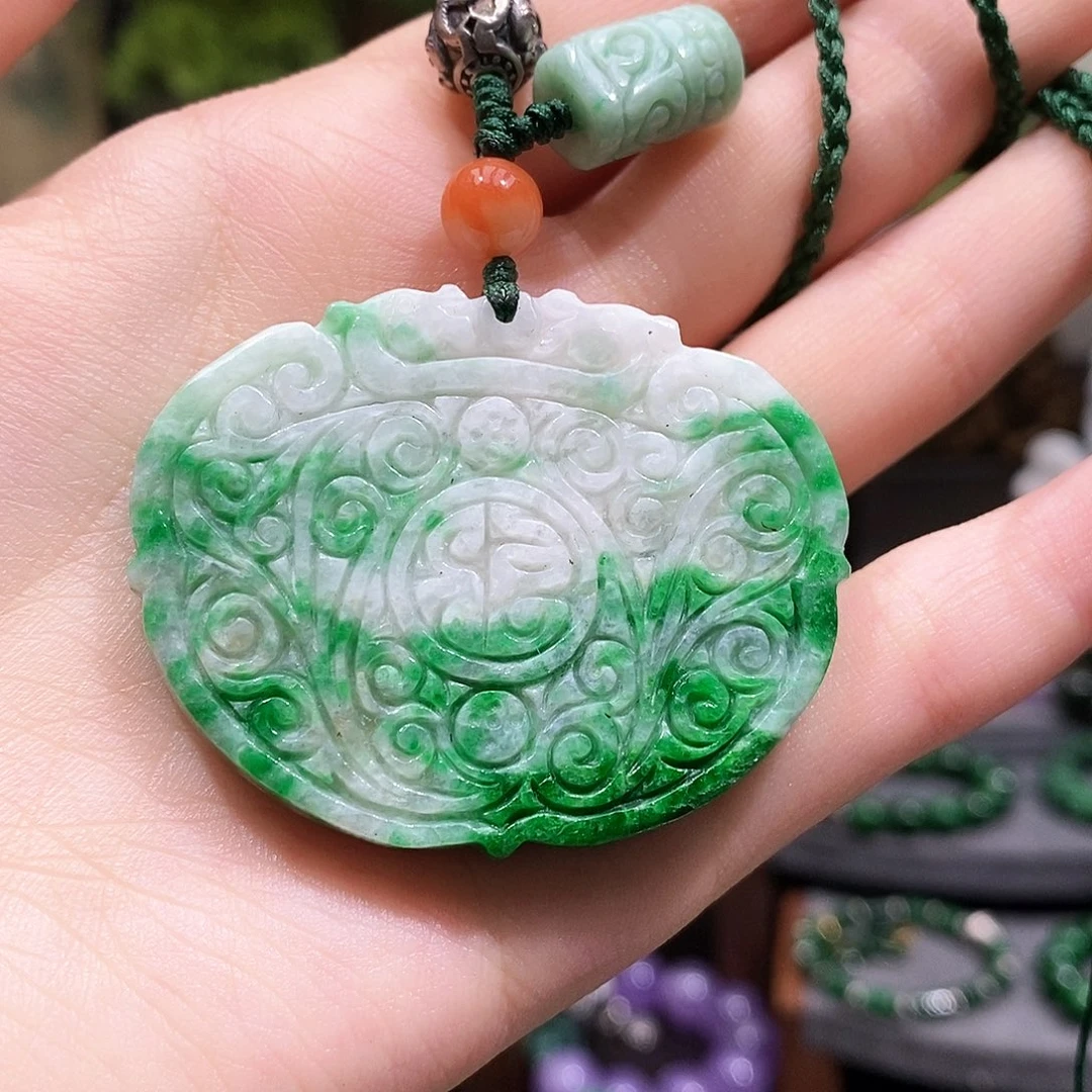 翡翠未镶嵌颈饰蓝**雨漂亮美眉