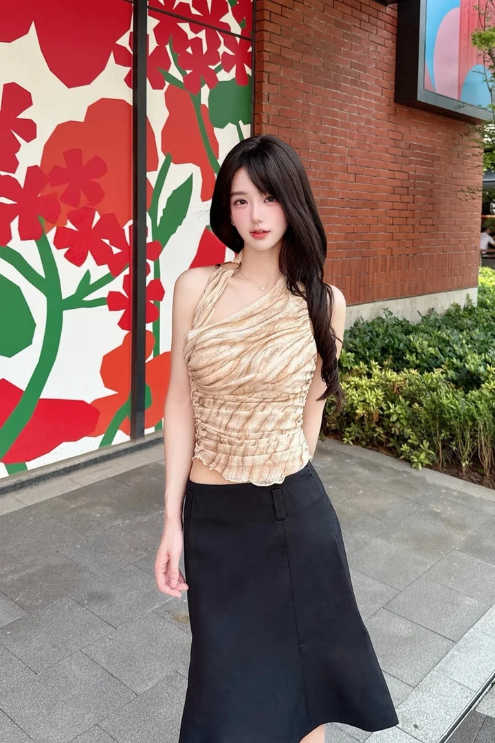 法式斜肩抽褶挂脖吊带背心+黑色包臀A字半身裙女夏时尚套装