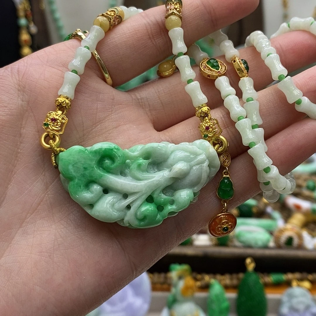 翡翠未镶嵌颈饰吊坠