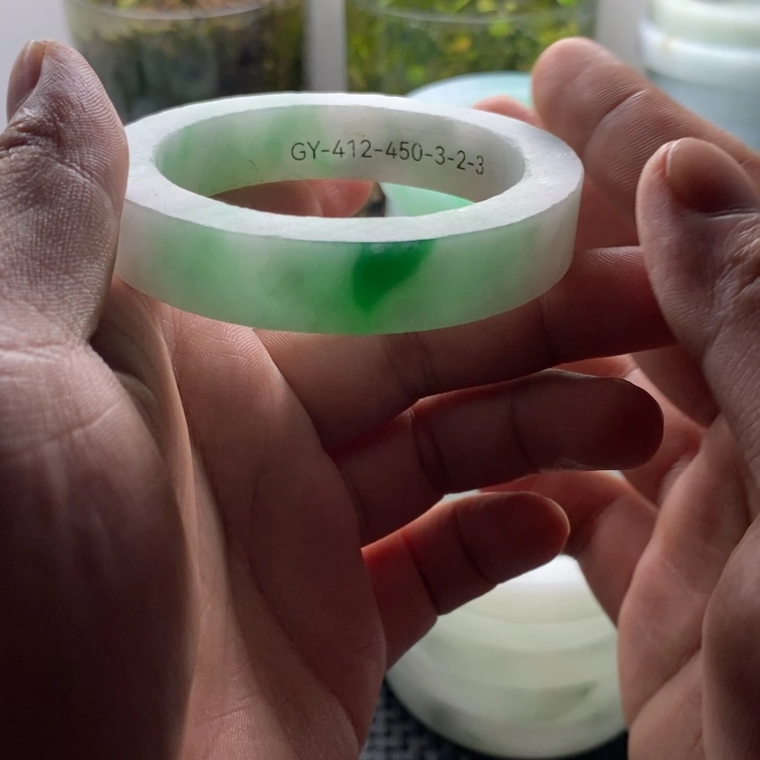 洪***洪未镶嵌A货定制翡翠