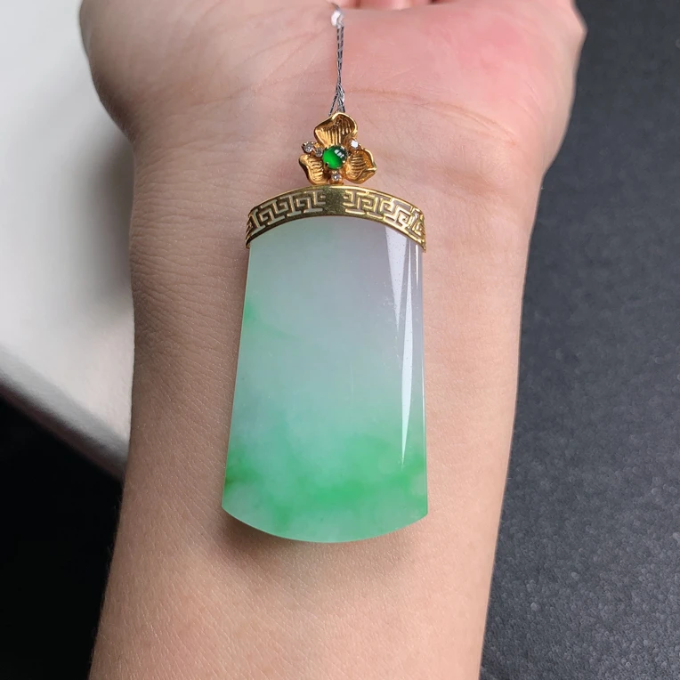 天然缅甸a货翡翠18k金镶嵌飘绿无事牌吊坠 裸石37x22x6.8mm