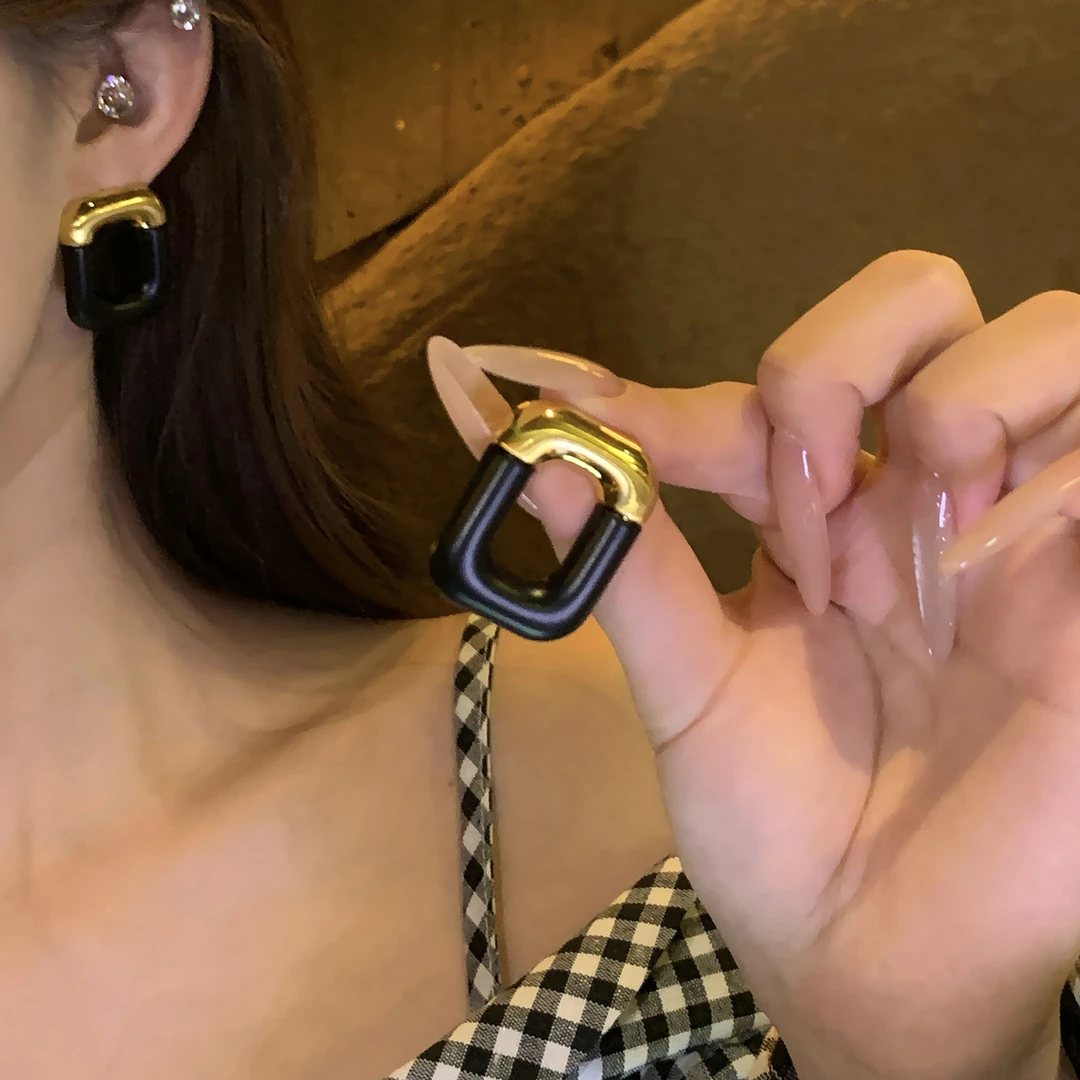 铜合金耳饰 复古港风气质几何方形耳环简约时尚设计秋冬款耳饰