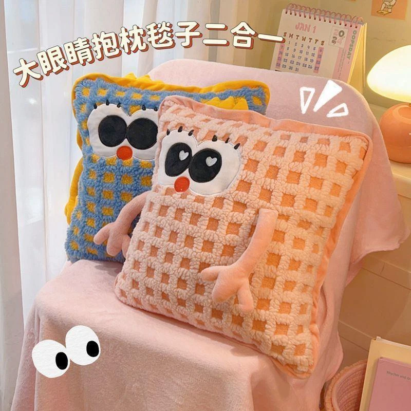 乌市发货新疆包邮抱枕被子两用靠枕折叠毯汽车两用牛奶绒抱枕被子