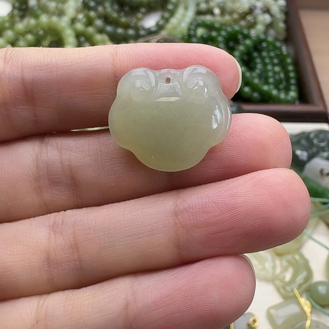 和田玉未镶嵌颈饰吊坠