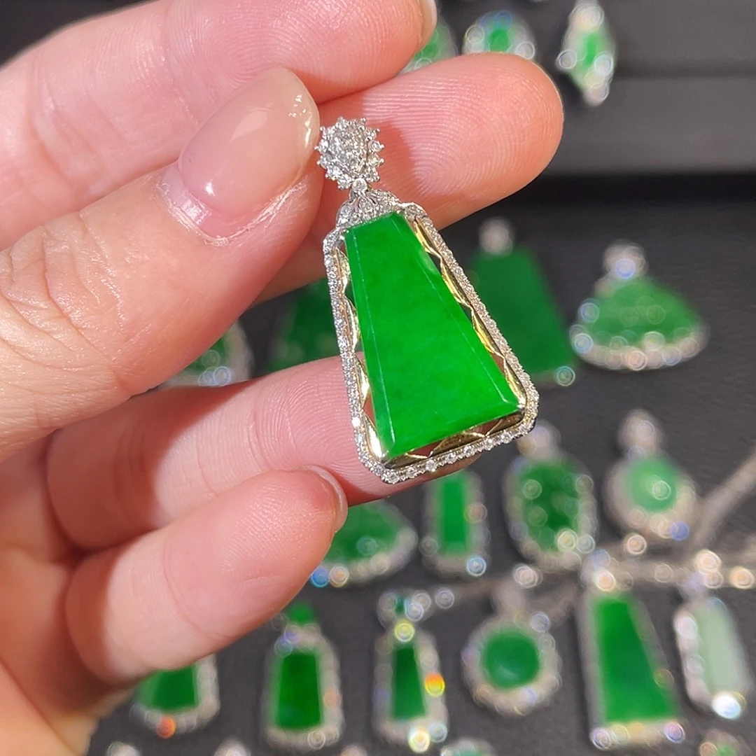 翡翠18K金镶嵌颈饰无事牌吊坠