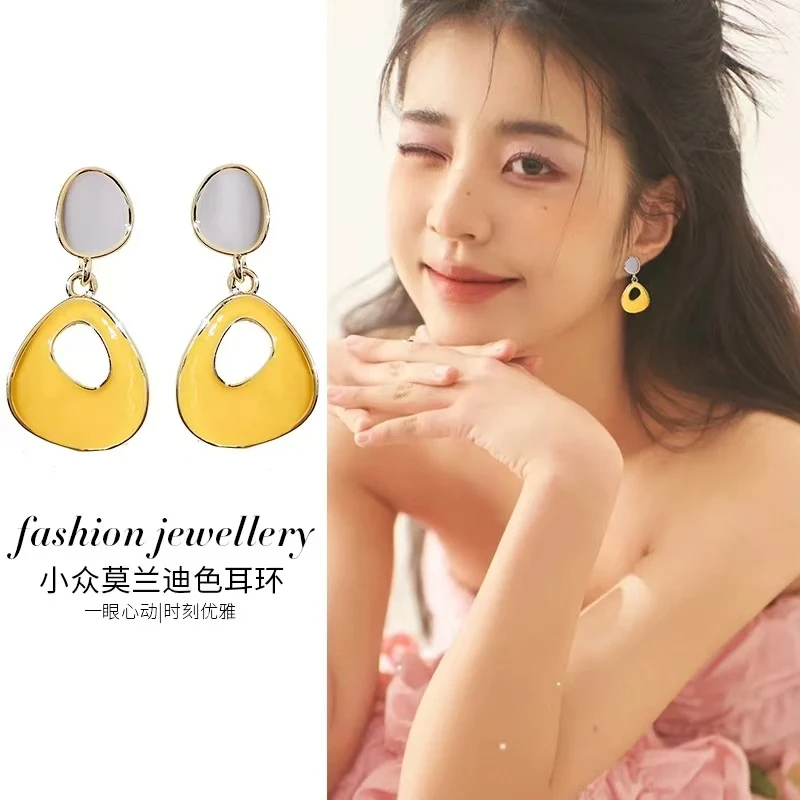铜合金耳饰 时尚亮眼的黄色设计 优雅不对称造型 精致金属光泽感