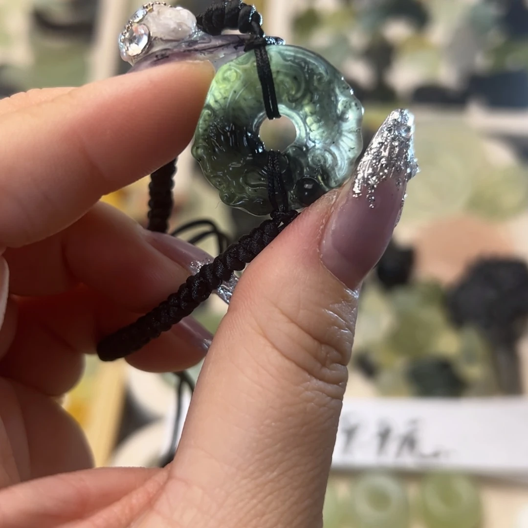 蛇纹石玉颈饰合金