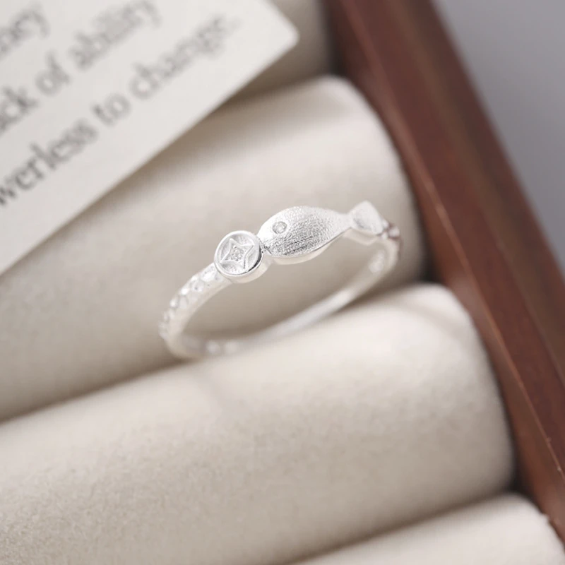 925银锆石戒指 925纯银小鱼钱币锆石戒指女新中式设计不规则纹理