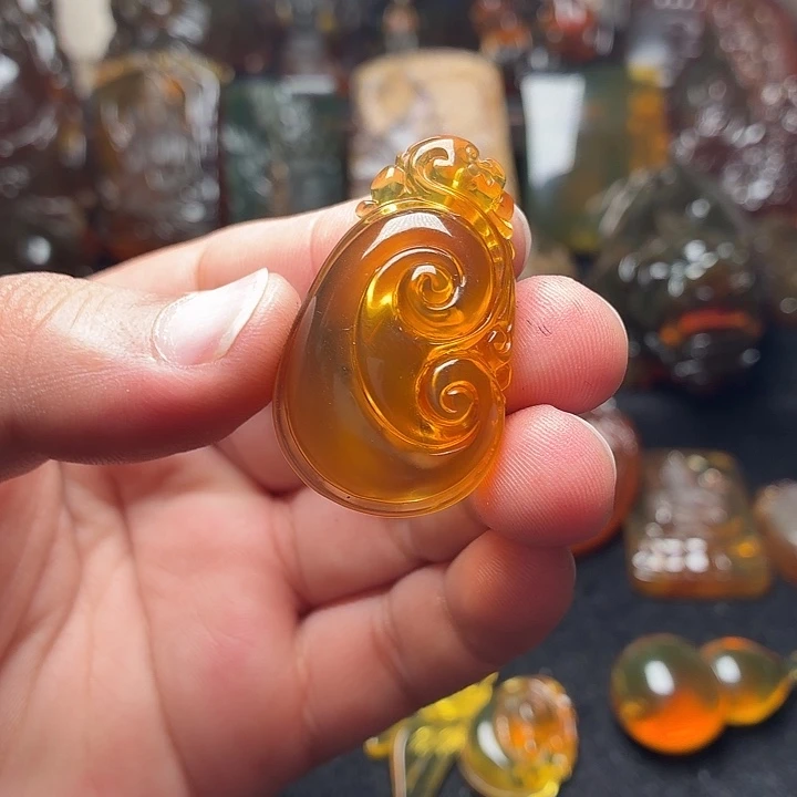 琥珀未镶嵌颈饰106