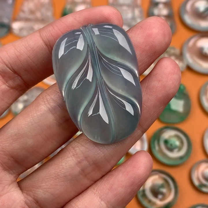 翡翠挂件未镶嵌….