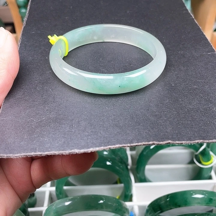 未镶嵌手镯石英质玉