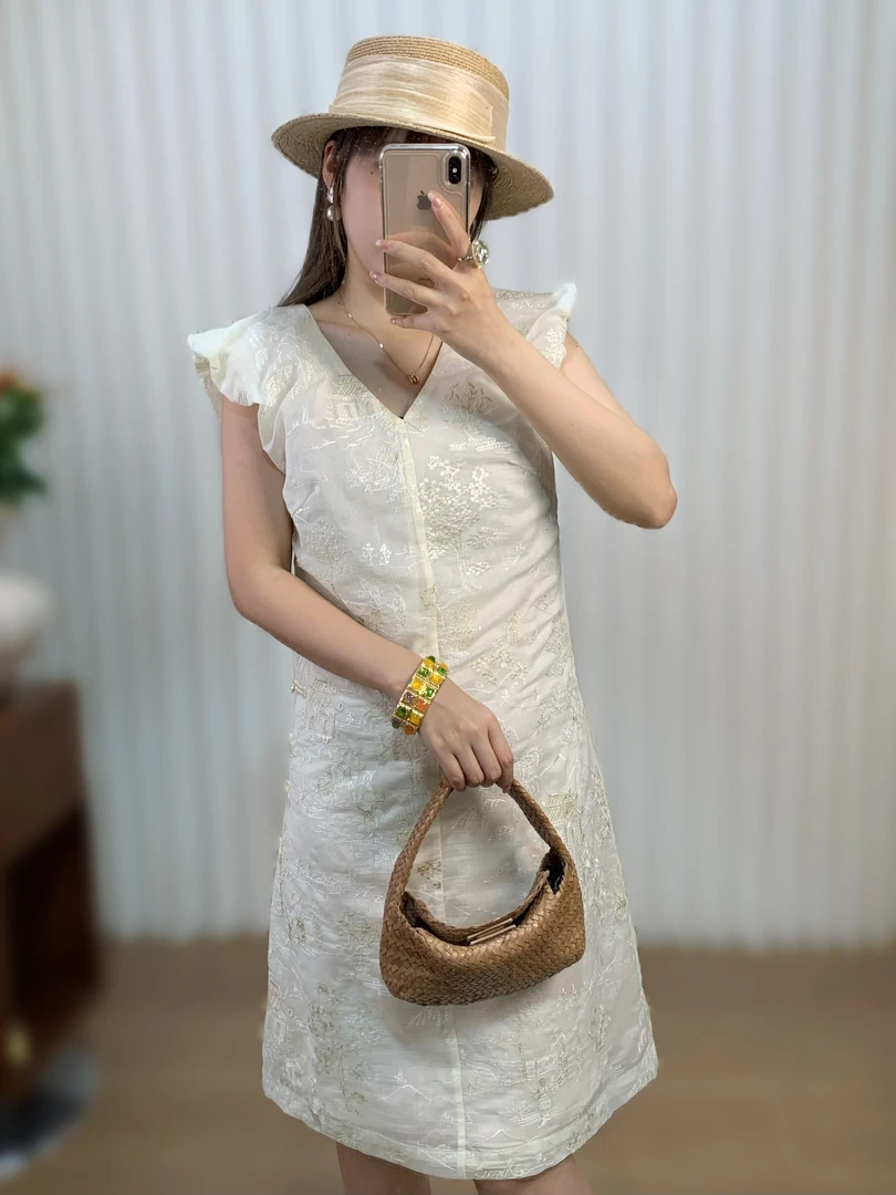Ro-绣花V领泡泡袖连衣裙