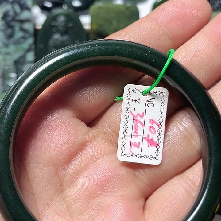 牛***9蛇纹石玉未镶嵌颈饰