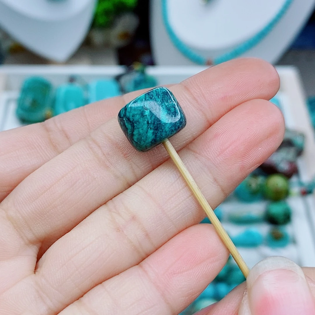 绿松石未镶嵌颈饰