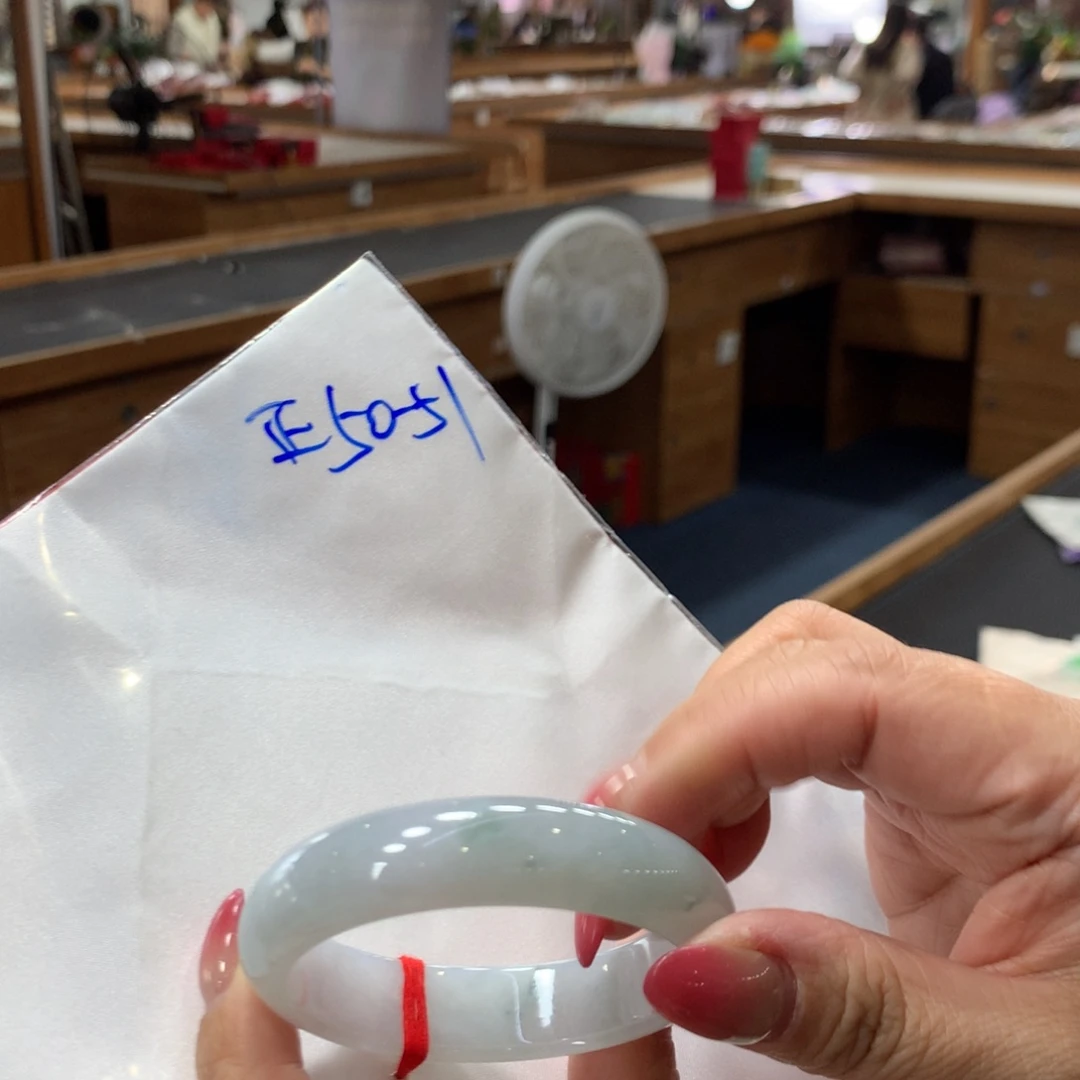 翡翠未镶嵌手镯多样性发一