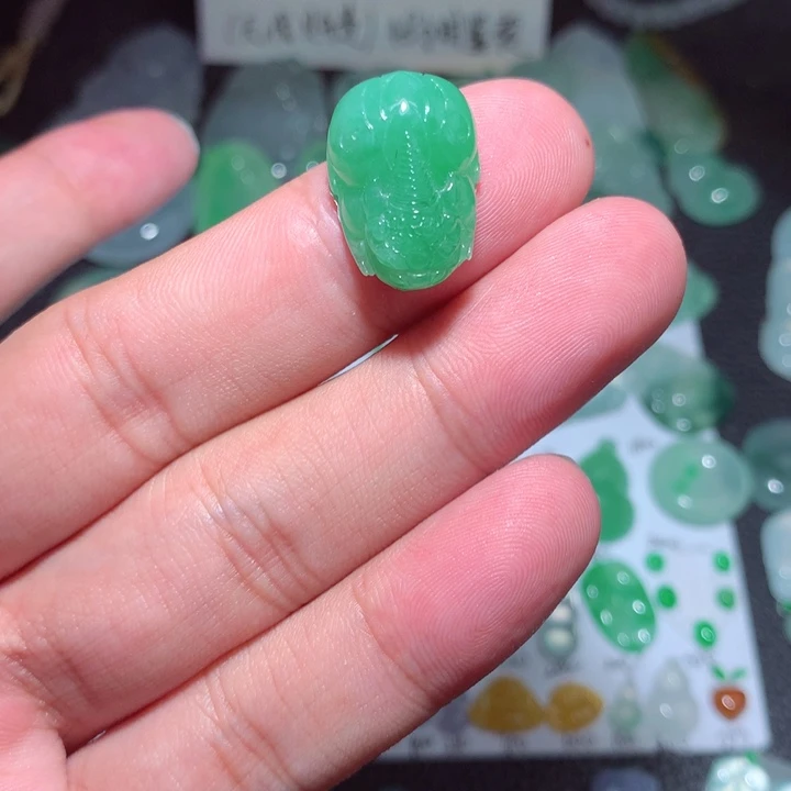 翡翠未镶嵌颈饰貔貅
