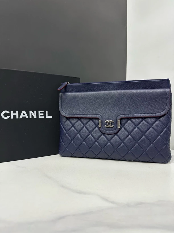 95新 Chanel/香奈儿 蓝色汉堡手拿包25开27cm/0135012206