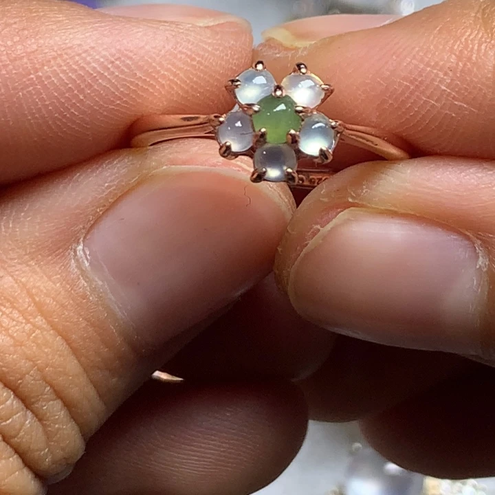 翡翠未镶嵌戒指银托镶嵌，可直接佩戴