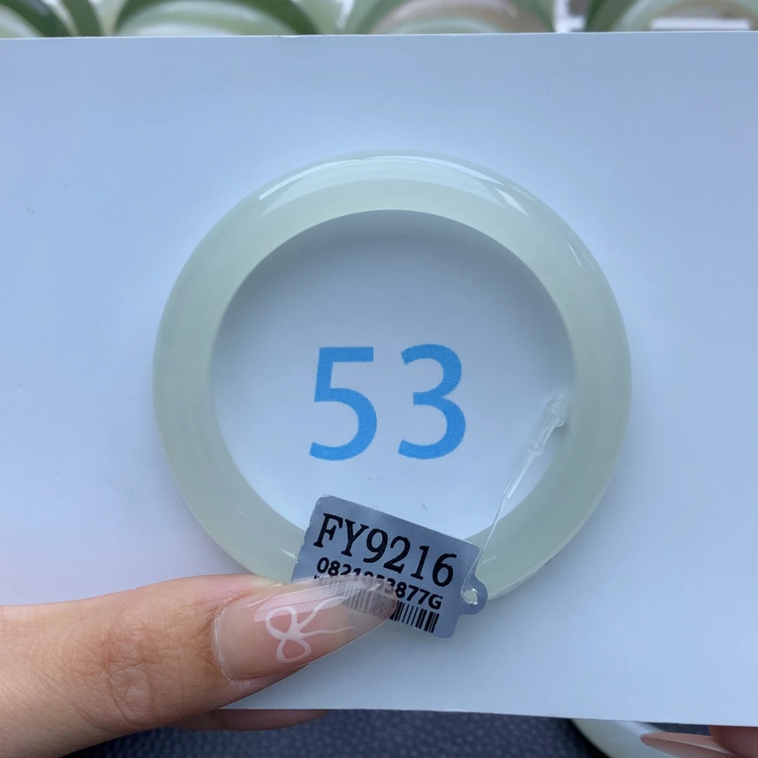 和田玉手镯未镶嵌啵**?