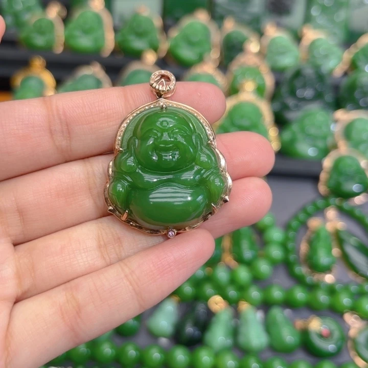 颈饰18K金镶嵌和田玉（碧玉）