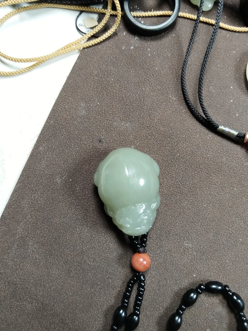 新疆和田玉吊坠.