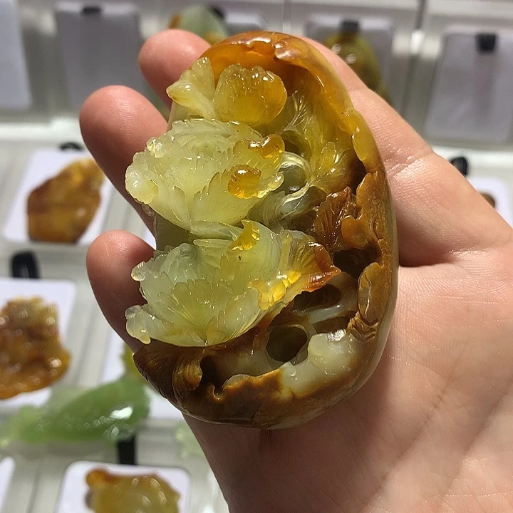 吉***华蛇纹石玉未镶嵌颈饰
