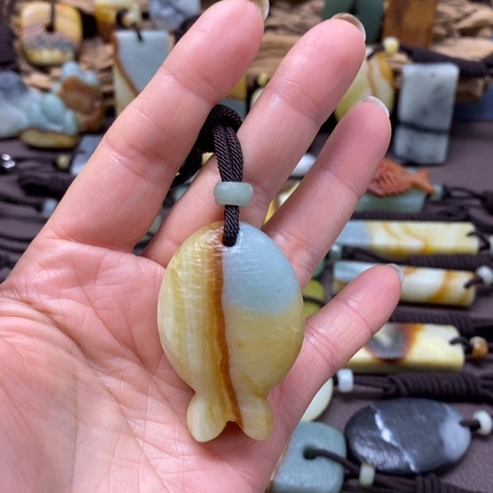 樱***花蛇纹石玉未镶嵌颈饰